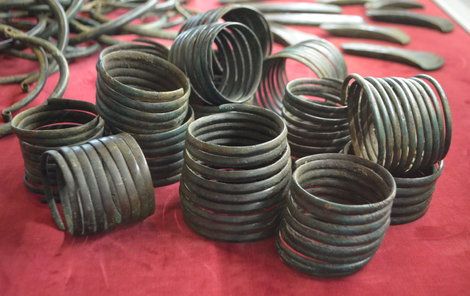 Mezi 105 nalezenými předměty jsou i tyto spirálové náramky.