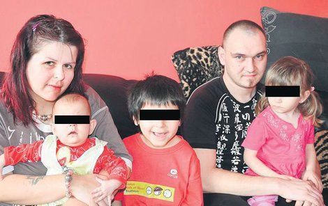 Maminka Lucie a tatínek David s dětmi Leontýnkou (6 měsíců), Eliškou (3) a Štěpánkem (6) se obávají, že skončí kvůli domácímu na ulici.