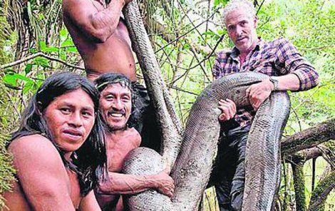 Reportér BBC zapózoval s rekordní anakondou a příslušníky kmene Waorani.