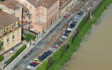 Nábřeží ve Florencii spolklo 32 aut!