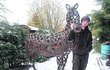 Ze starých podkov umělec sváří plastiky koní. Tohle je jeho zatím poslední kobylka Rozárka, na kterou použil asi 400 podkov.