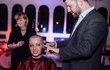 Po té se nevěsta rozhodla, že si nechá oholit hlavu... Pro manžela, který má rakovinu.