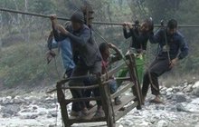 »Lanovka« smrti v Nepálu: Takhle se musí do školy...