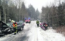 Počasí motá hlavy hasičům: Hasí trávu, opodál zachraňují na ledu!