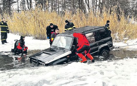 Vzhledem k tomu, že se auto propadlo za tmy, hasiči ho vytáhli až druhý den ráno.