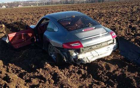 Takhle skončilo porsche po vytlačení z vozovky.