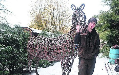 Ze starých podkov umělec sváří plastiky koní. Tohle je jeho zatím poslední kobylka Rozárka, na kterou použil asi 400 podkov.