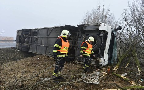 Autobus skončil po nehodě na boku.