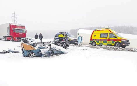 Řecký kamion smetl na Vysočině osobák, řidička je vážně zraněná.