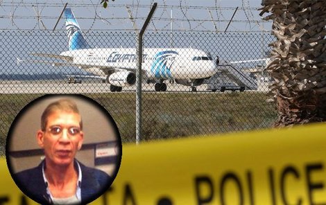 Letadlo EgyptAir na letišti v Larnace.  Seif Eldin Mustafa je silně zmatený.