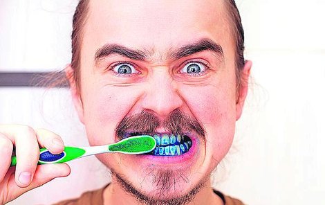 Upravená zubní pasta zcela jistě zabere.