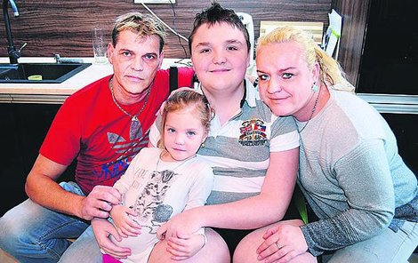 Rodina Denise Knebla (13). Otčím Marcel (43), maminka Libuše (37) a sestra Timea (3) Ligotští.
