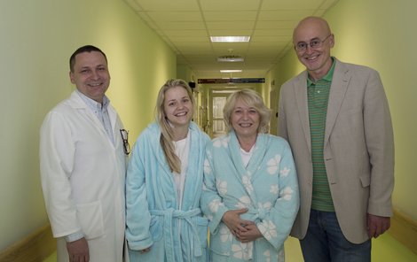 Transplantolog Jiří Froněk (vlevo), Marta, Jana a gynekolog Roman Chmel pět dní po unikátní operaci. 