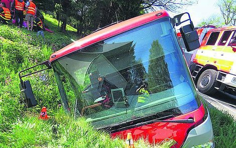 Autobus skončil v příkopě.