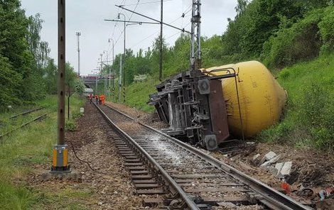 Vlak vykolejil a skončil na boku mimo koleje..