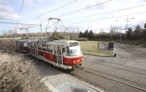 K mordu došlo v tramvaji číslo 17.