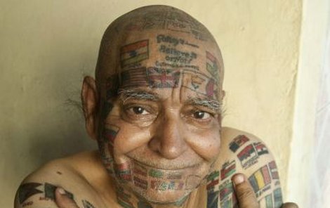 Na svém těle má přes 500 tetování, včetně 366 vlajek.