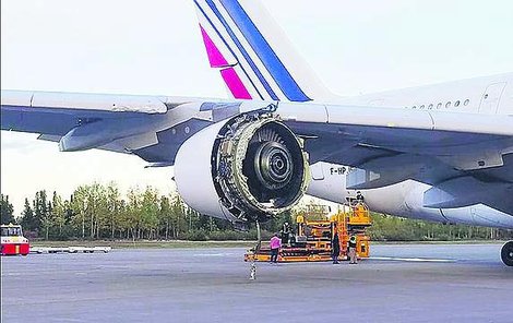 Airbusu 380 se porouchal jeden ze čtyř motorů.