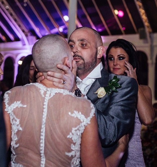 Po té se nevěsta rozhodla, že si nechá oholit hlavu... Pro manžela, který má rakovinu.