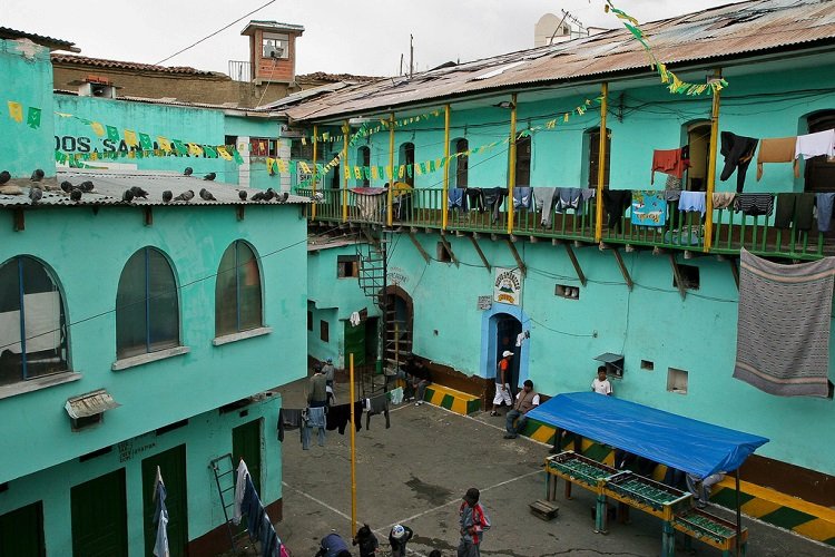 San Pedro, Bolivie Demokracie v base? V bolivijském San Pedru realita! Vězení si platí sami trestanci, mohou bydlet v zařízení s rodinou, případně si i připlatit za luxus. Obyvatelé si volí své zástupce, kteří řeší problémy místo policie. Na místě lze koupit nejlepší kokain v zemi a věznice je oblíbeným turistickým lákadlem.