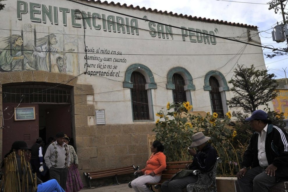 San Pedro, Bolivie Demokracie v base? V bolivijském San Pedru realita! Vězení si platí sami trestanci, mohou bydlet v zařízení s rodinou, případně si i připlatit za luxus. Obyvatelé si volí své zástupce, kteří řeší problémy místo policie. Na místě lze koupit nejlepší kokain v zemi a věznice je oblíbeným turistickým lákadlem.