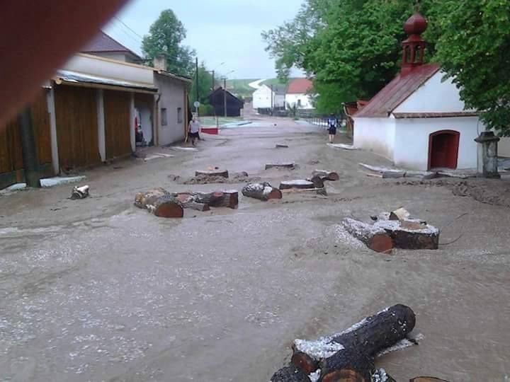 Místo návsi se objevilo v západočeské Hodovízi jezero.