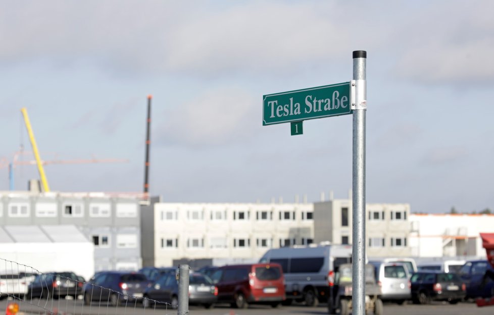 Stavba továrny Tesla u Berlína.