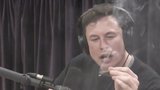 Boháč Musk kouřil v pořadu trávu. A akcie Tesly klesly, rezignoval hlavní účetní