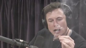 Boháč Musk kouřil v pořadu trávu. A akcie Tesly klesly, rezignoval hlavní účetní