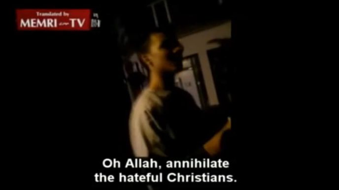 „Ó, Alláhu, zabij je všechny,“ zpívá chlapec na videu