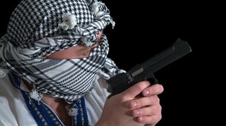 Pitomá sranda: Puberťák běhá s maketou pistole a řve „Alláhu akbar!“