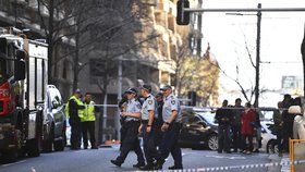 Útočník v Sydney zranil kuchyňským nožem ženu. Z vraždy další ženy je podezřelý