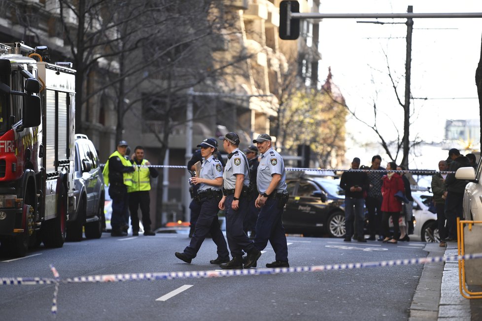 Předměstí Sydney po útoku šílence ozbrojeného nožem