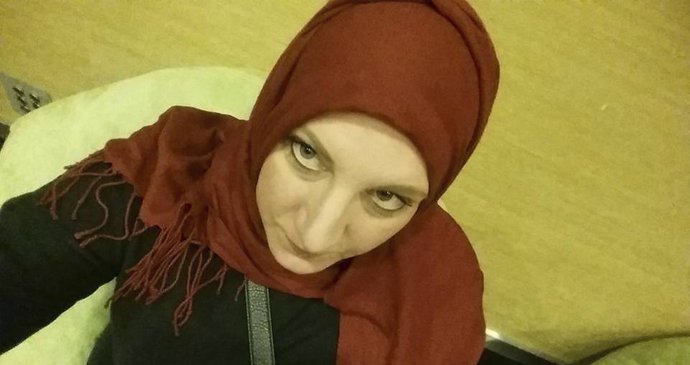 Lidé se fotí se šátky (tričky, dekami) kolem hlavy. Tím vyjadřují muslimce Eman Ghaleb podporu.