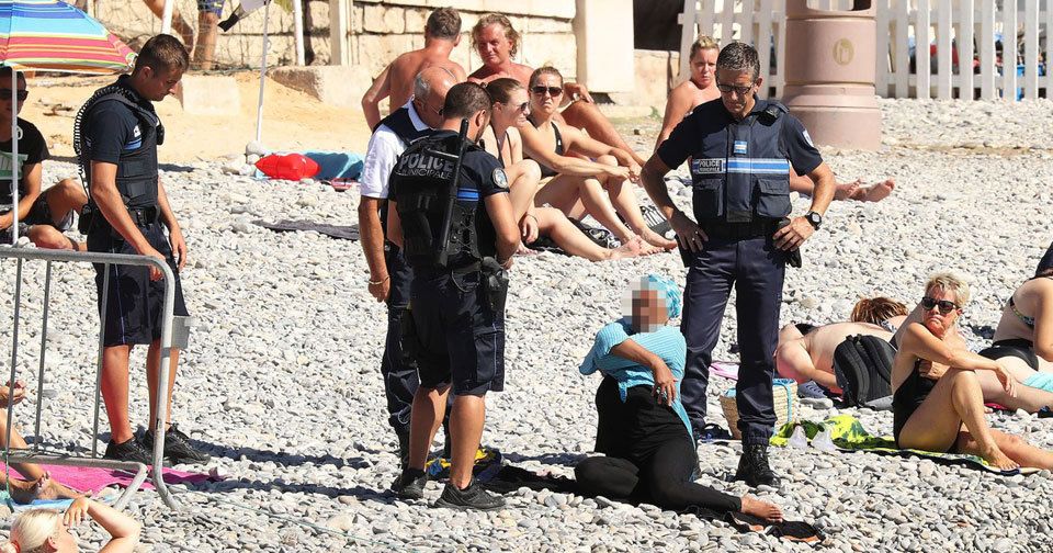 Francouzští policisté na pláži: Přinutili muslimku, aby se svlékla.