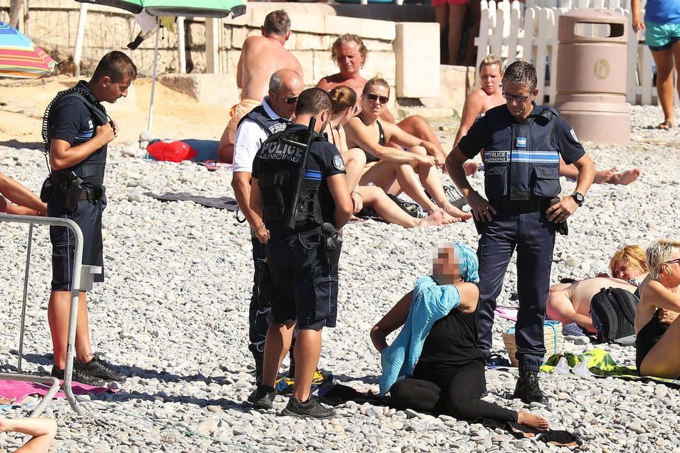 Francouzští policisté na pláži: Přinutili muslimku, aby se svlékla