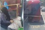 Muslimka se v autobuse postarala o zraněnou důchodkyni.