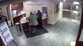 Agresor v nemocnici: Mladou muslimku napadl psychický chorý muž.