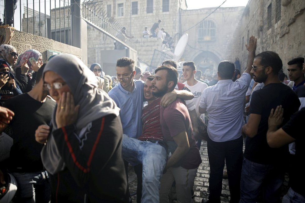 Tisíce muslimů se nahrnuly k modlitbám k mešitě Al-Aksá, došlo i na střety s izraelskými bezpečnostními jednotkami.