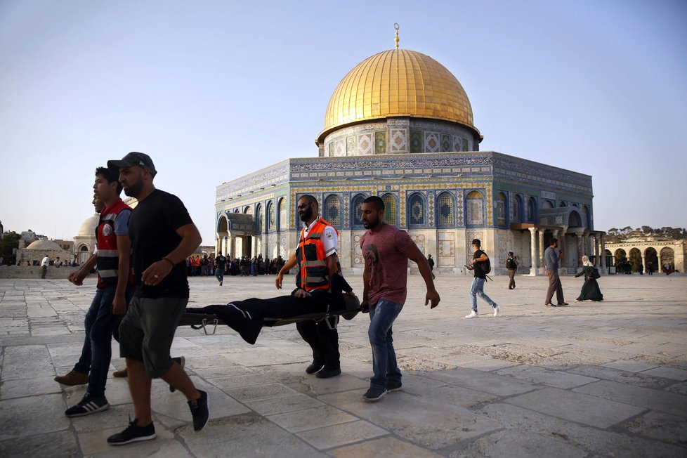 Tisíce muslimů se nahrnuly k modlitbám k mešitě Al-Aksá, došlo i na střety s izraelskými bezpečnostními jednotkami.