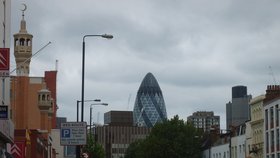 Nachází se koused od slavné londýnské budovy, které se přezdívá „okurka“.