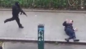 Teroristé vystříleli redakci Charlie Hebdo, pak zavraždili bezbranného policistu.