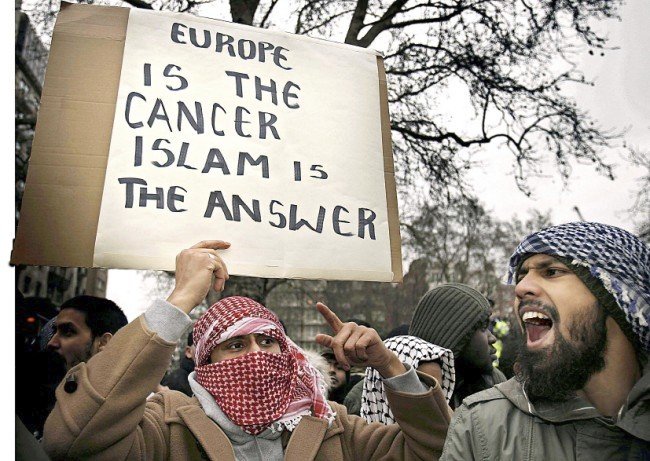 Muslimové v Británii drží plakát, který hlásá: Evropa je rakovina, islám je lék