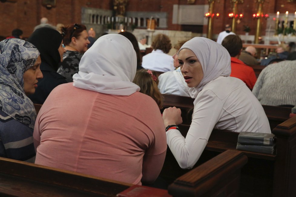 Muslimové pohybující se v Praze.