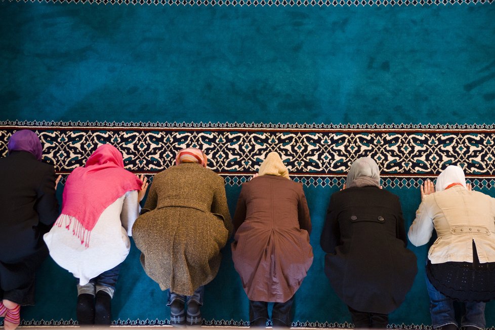 Muslimové v jedné z berlínských mešit