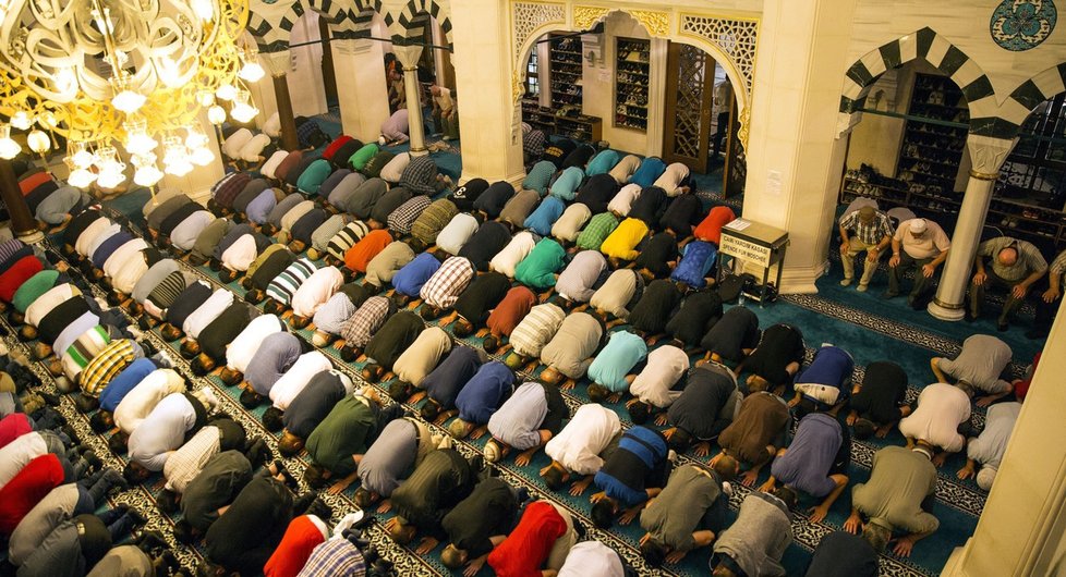 Muslimové v jedné z berlínských mešit