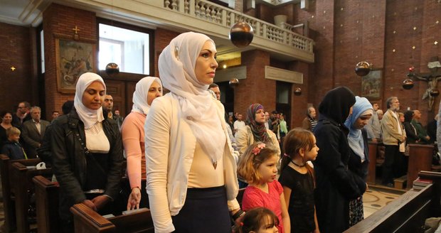 Muslimové na mši v Praze odsoudili teroristy. Dorazili také odpůrci islámu