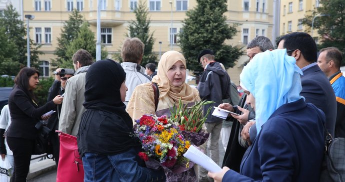 Muslimové přišli v Praze na katolickou mši a odsoudili násilí.