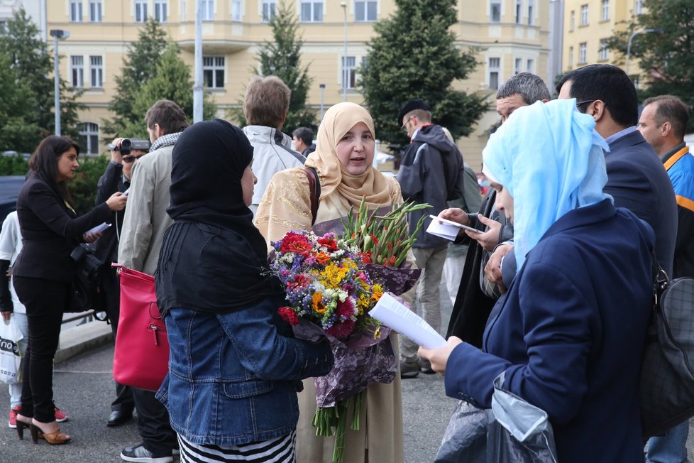 Muslimové přišli v Praze na katolickou mši a odsoudili násilí.