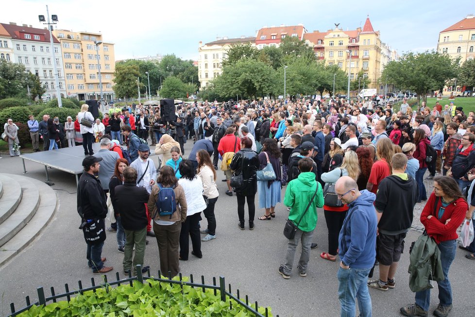 Muslimové přišli v Praze na katolickou mši a odsoudili násilí.